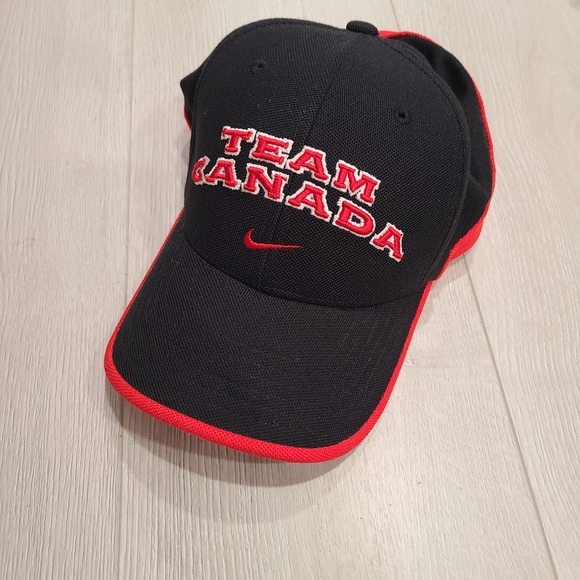 NIKE Team Canada Hockey Hat - Picture 6 of 7